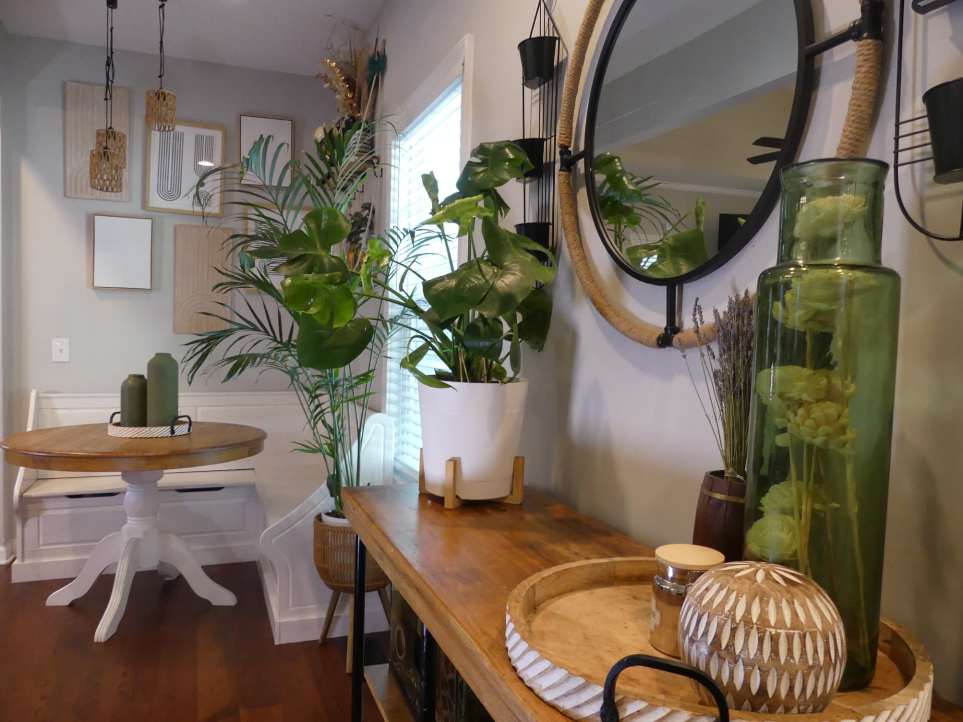 Carver Cottage — entry console with round mirror and dining nook